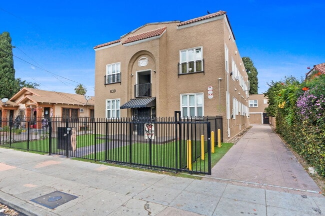 Building Photo - 839 W 43rd Pl Unit 4