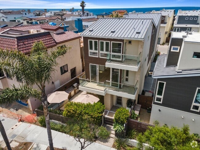 Building Photo - Contemporary luxury in a prime beachside l... Rental