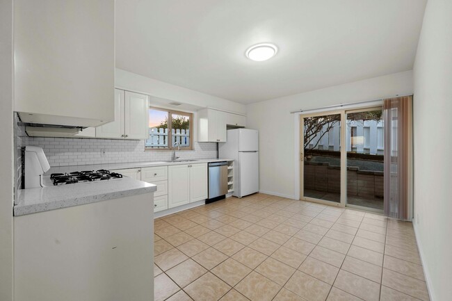 Photo - 2039-41 Bonita St