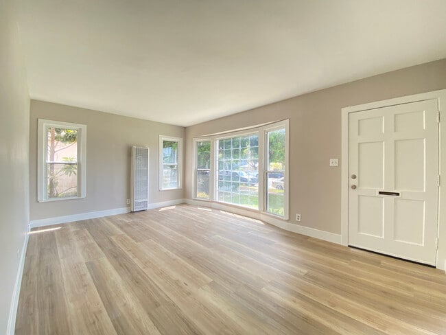 Living room - 2620 S Barrington Ave Unit 2620