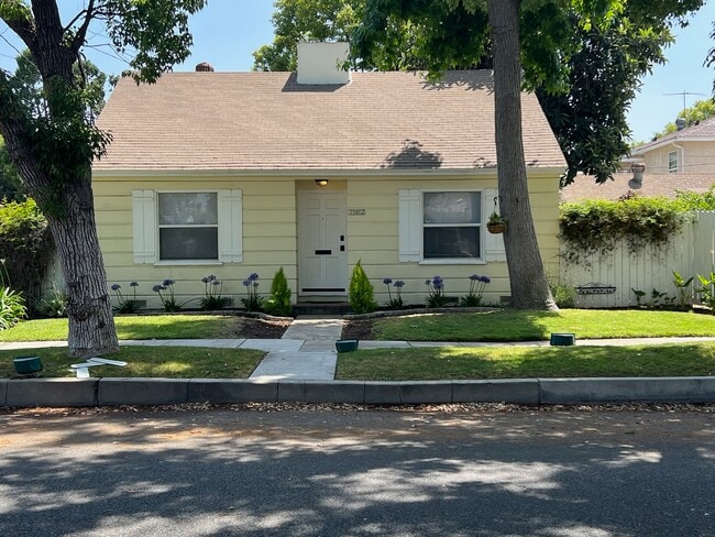 Building Photo - 702 N Catalina St