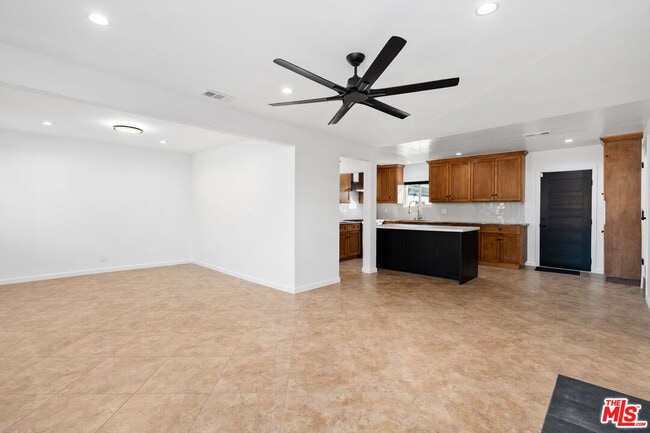 Photo - 20850 Chase St