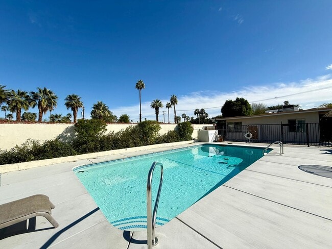 Building Photo - AVAILABLE NOW!! 1 Bedroom 1 Bathroom apartment in Palm Springs!! Unit 04