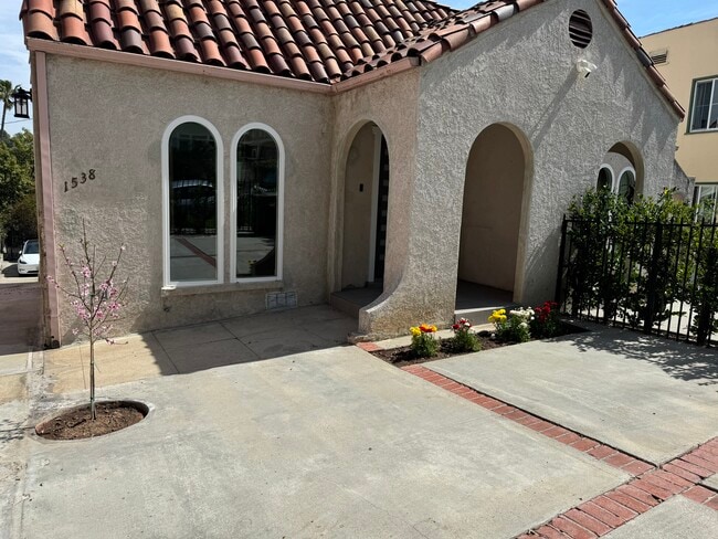 Building Photo - 1536 N Commonwealth Ave Unit 1538