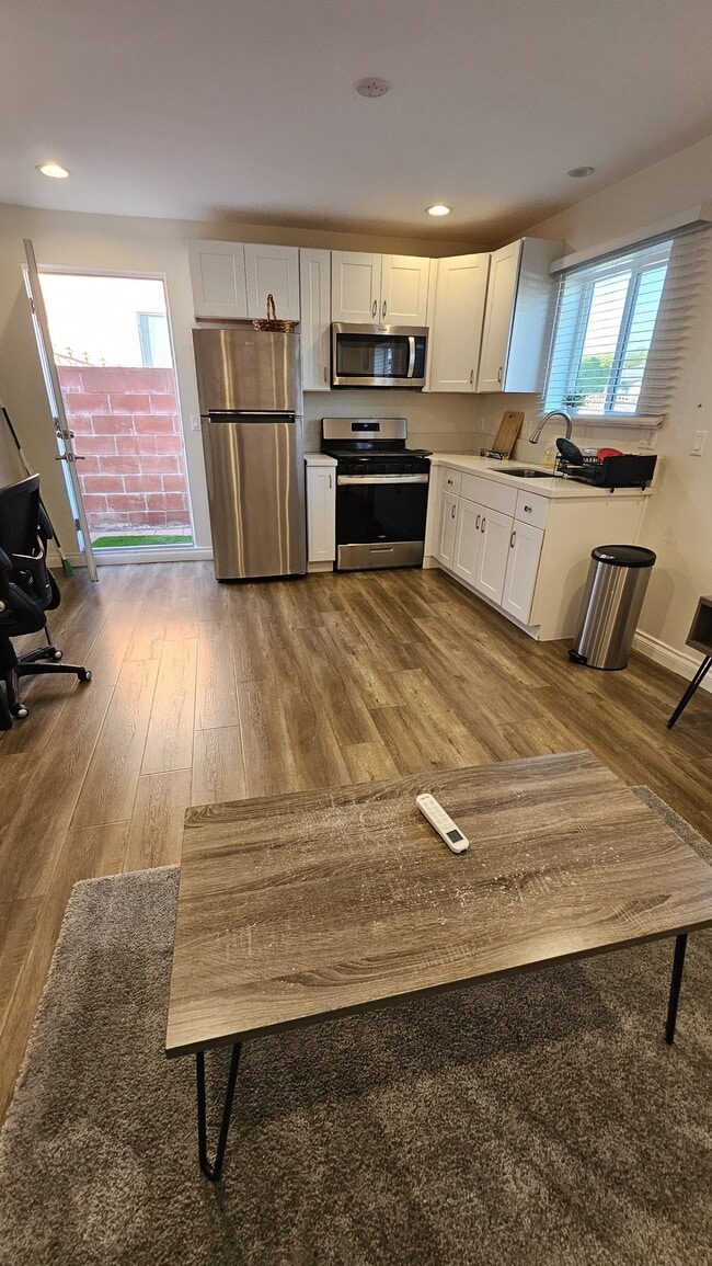 Building Photo - 6241 Bellaire Ave Unit 6241 Bellaire ave.