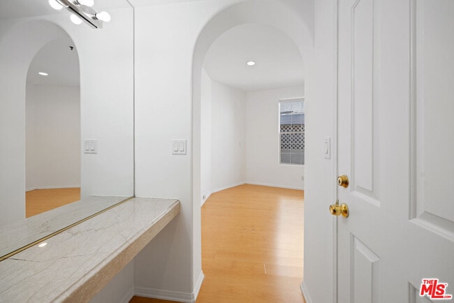 Photo - 930 N Doheny Dr Unit 206