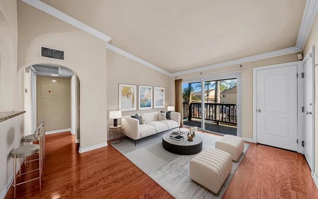 Building Photo - Come see this spacious 1 bedroom upstairs ... Rental