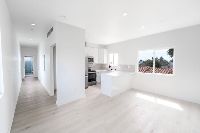 Building Photo - 2860 Webster Ave Unit 2860 Webster G