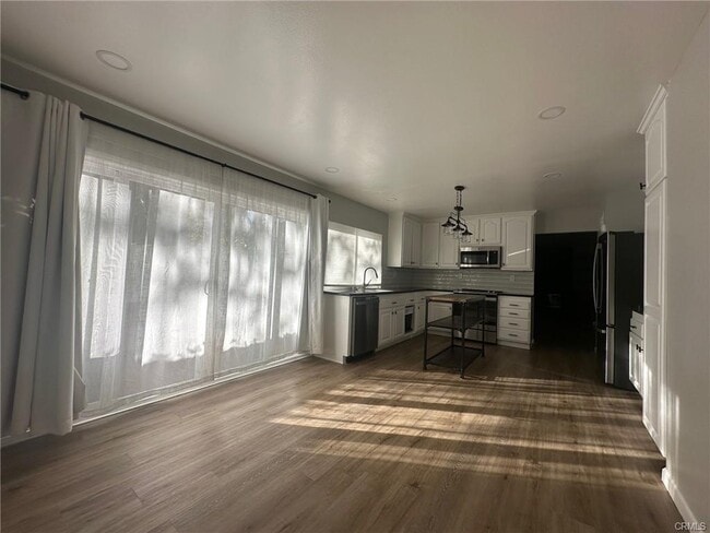 Photo - 10416 Larwin Ave