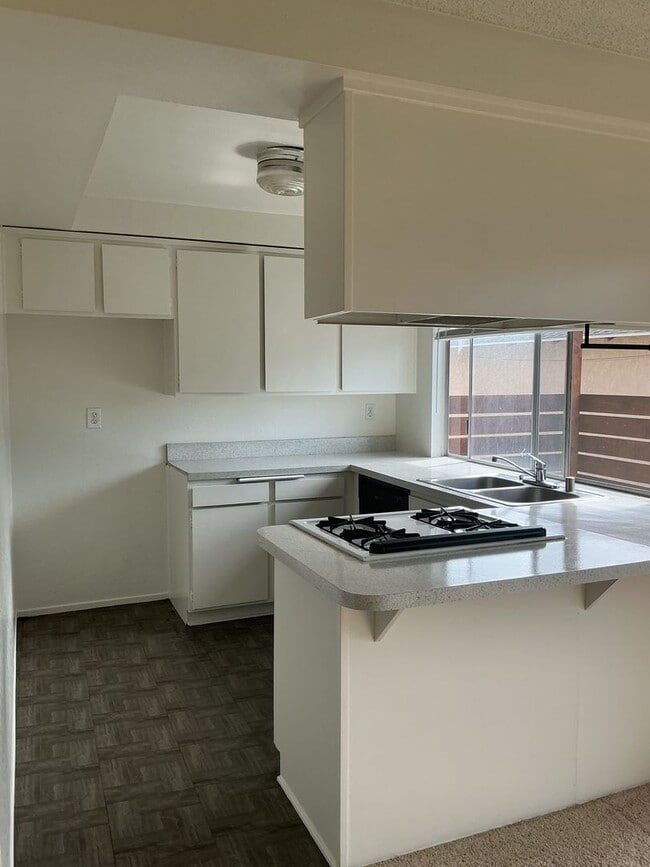 Building Photo - Spacious 1 bed / 1 bath Apartment with Garage Unit #C
