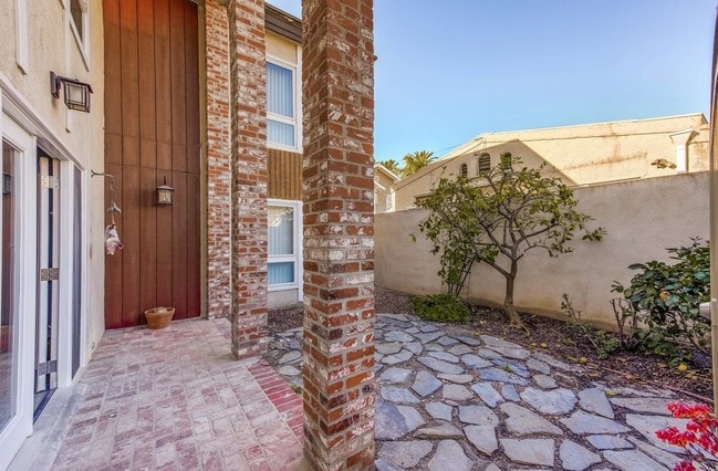 Front Courtyard - 4710 E Shaw St Unit 4710 -1st Floor