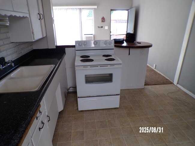 Building Photo - 2027 Thomas Ave Unit Thomas Rental