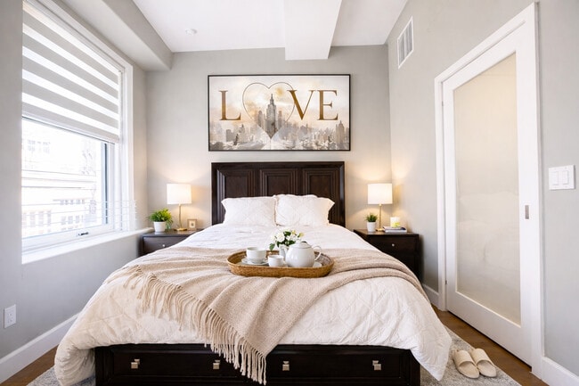 Skyline Suite bedroom - Gorgeous Historical property with new interiors