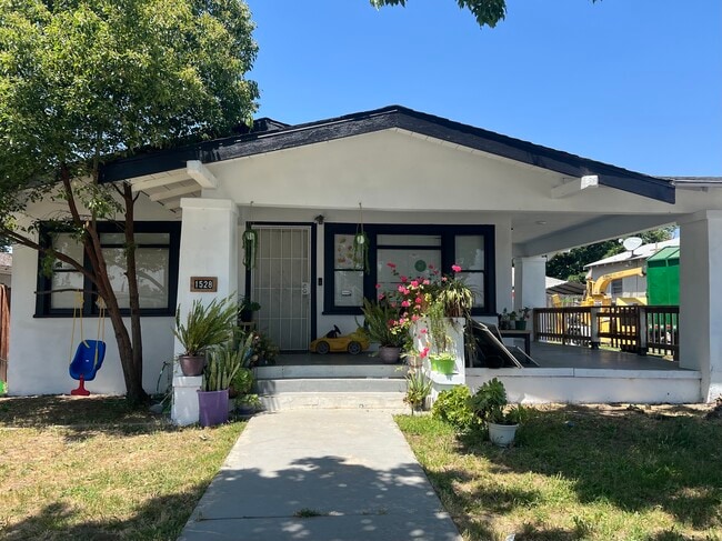 Building Photo - 1528 N Waterman Ave Unit Studio