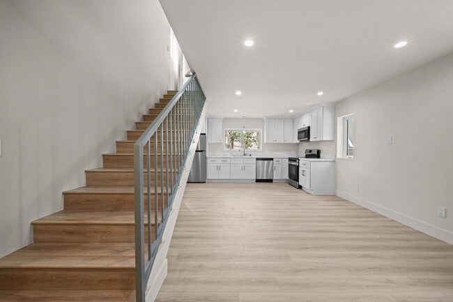 Building Photo - Newly Renovated | 2 BED 1 BATH ADU | Prime Pico-Robertson Location