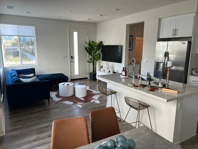 Photo - 3 bed, 2.5 bath located in Ontario!