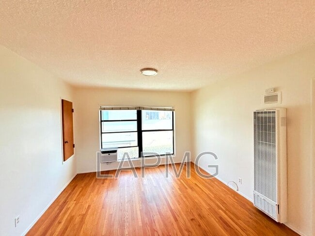 Photo - 2272 White St