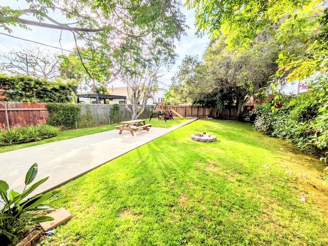 Building Photo - 1032 Palms Blvd