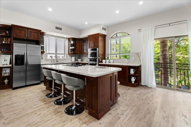 Building Photo - Spacious Tri-Level Townhome in Valley Village