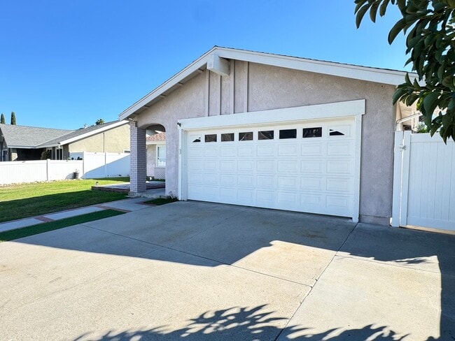 Building Photo - Mission Viejo Lease – 3 Bedrooms, 2 Bathro...