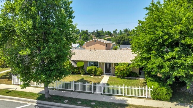 Photo - 23957 Vanowen St