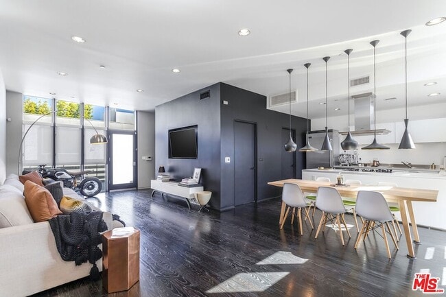 Photo - 825 Kings Rd