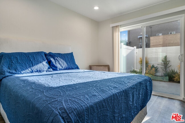 Building Photo - 2627 Somerset Dr Unit 1/2 Rental