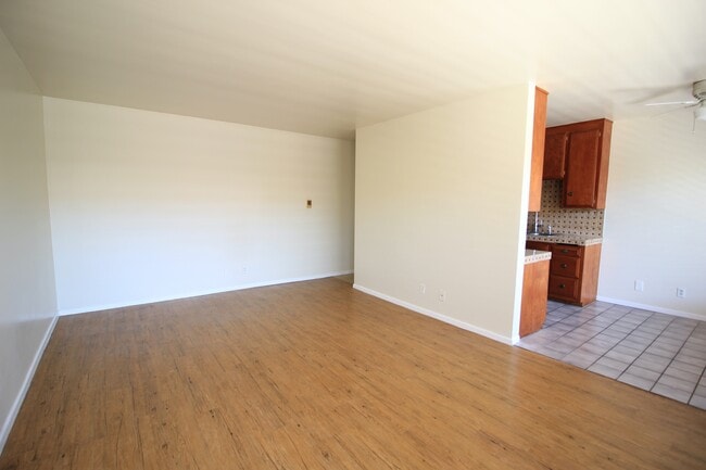 Building Photo - 527 Cedar Ave Unit 2J