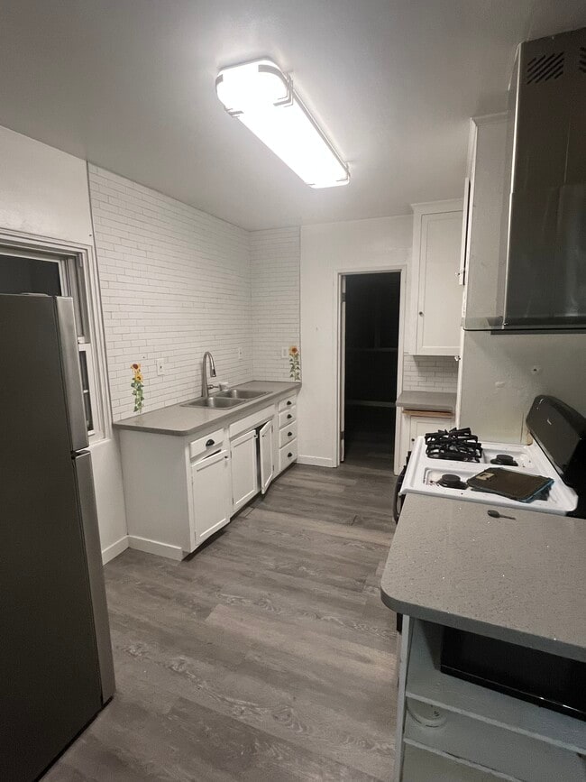 Photo - 2169 Brant St