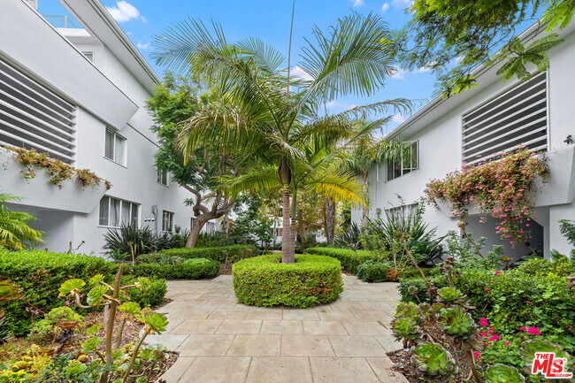Building Photo - 130 San Vicente Blvd Unit 138 C Rental