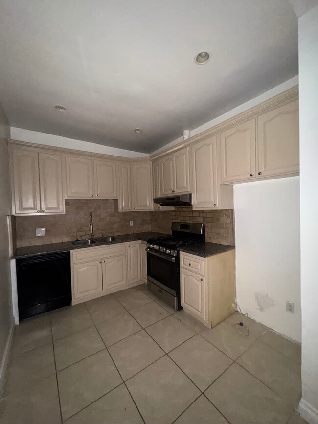 Kitchen - 14725 Polk St Unit 1/2