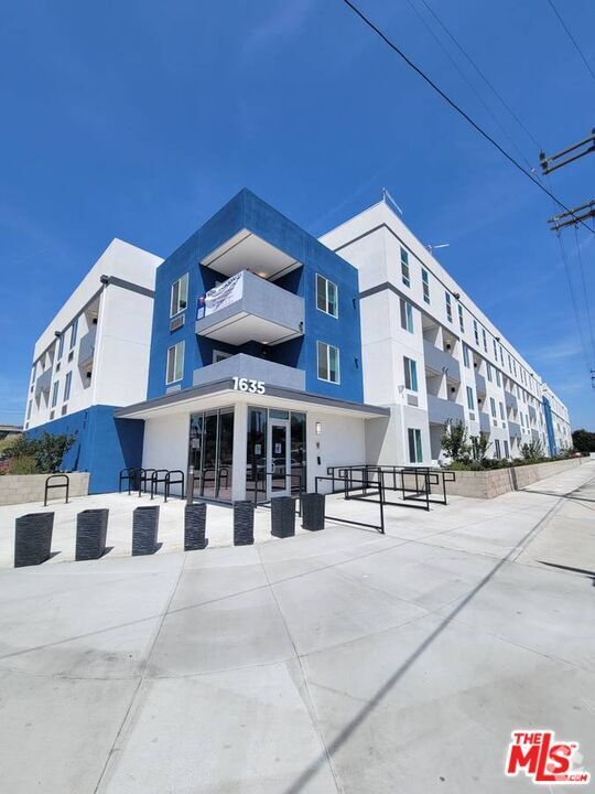 Building Photo - 1635 E 117th Pl Unit 301 Rental