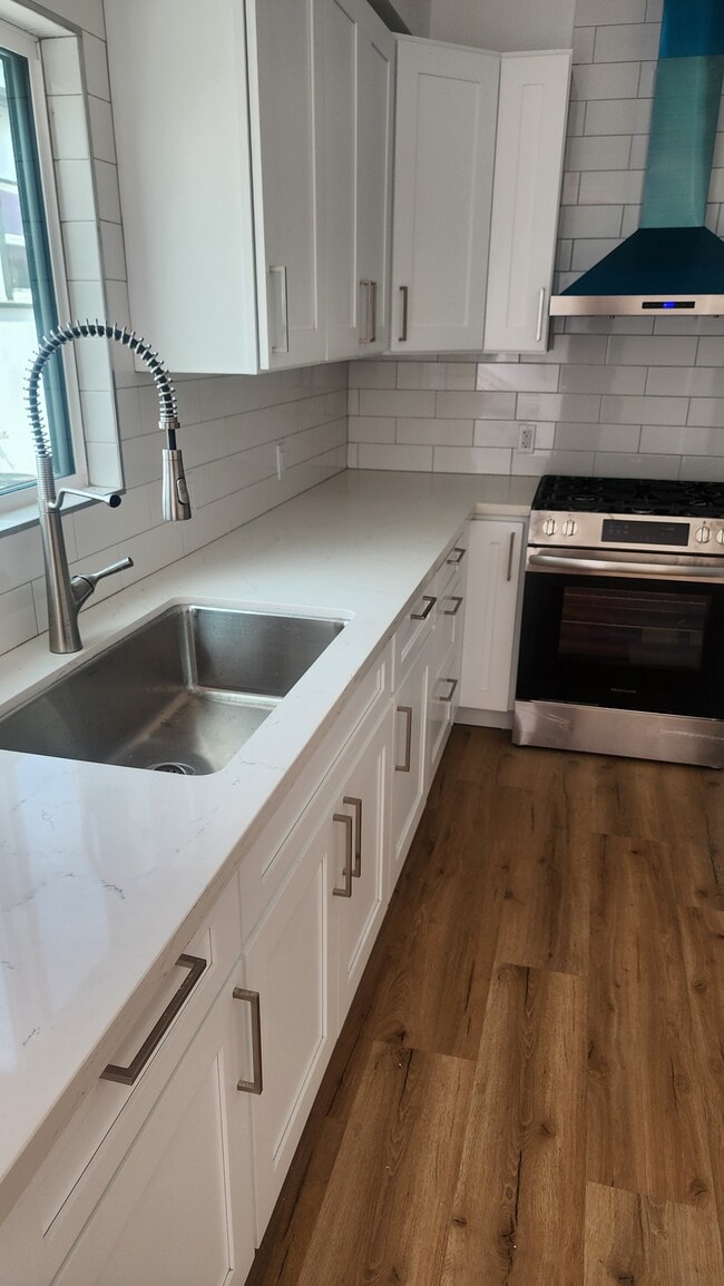 Photo - 6067 Comey Ave