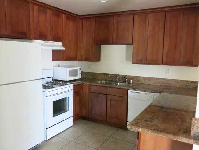 Building Photo - SDSU available AUGUST 2026 - 5 Bedrooms / 2 1/2  Bathrooms Large house in walking distance to SDS...