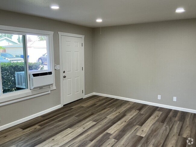 Building Photo - 754 W Phillips St Unit 754 W. Phillips St. Rental