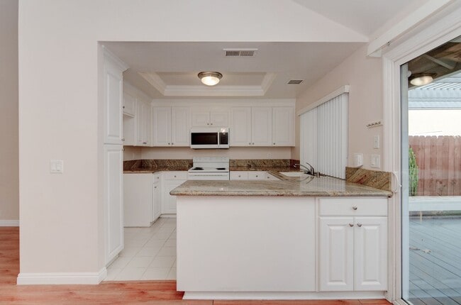 Photo - Spacious End-Unit 2 Bed, 2 Bath with Den For Lease in Irvine