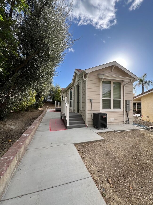 Photo - 5550 Barnard St