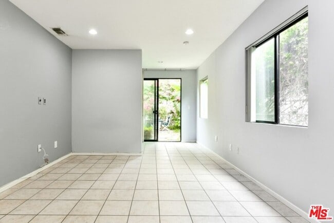 Photo - 26 Ozone Ave Unit 1