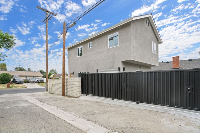 Photo - 10900 Baird Ave Unit 18517 Celtic St - ADU