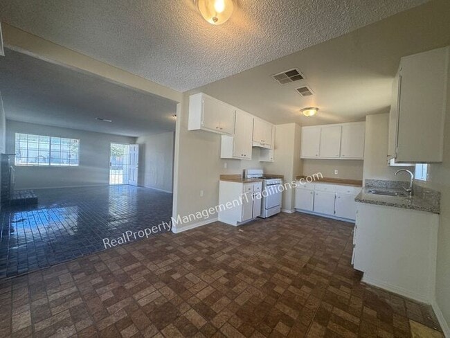 Photo - Large Lot 4 + 2 in Lake Los Angeles