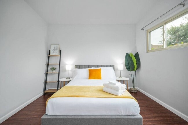 Photo - 728 Stepney Pl Unit 1/2