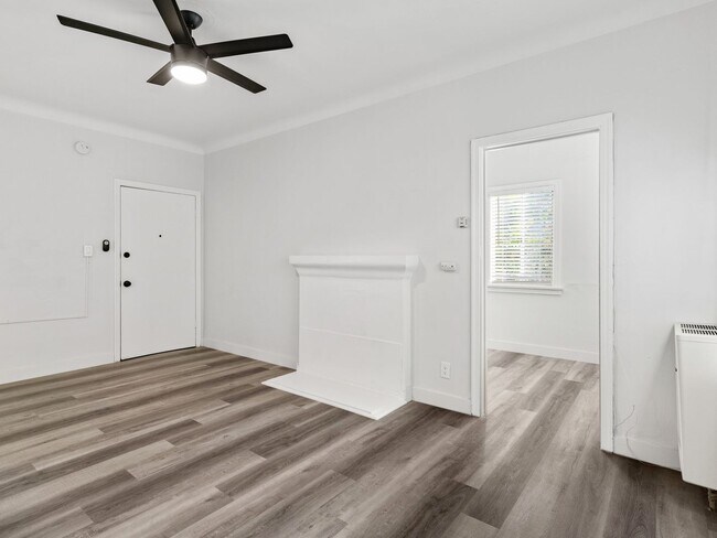 Photo - 608 W 6th St Unit 04
