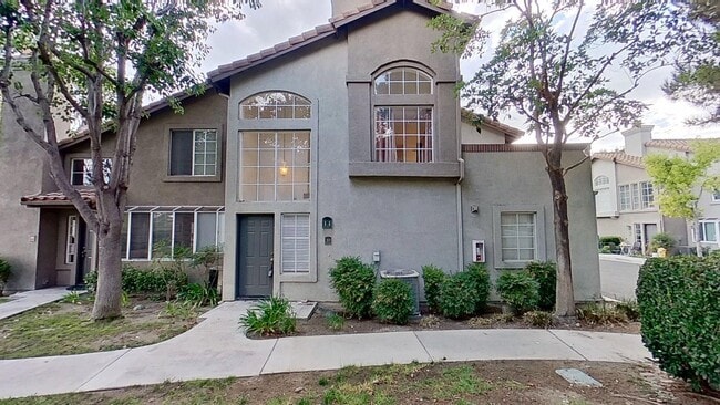 Building Photo - 30 Fuchsia: End Unit 2 Bed 2 Bath Condo in...