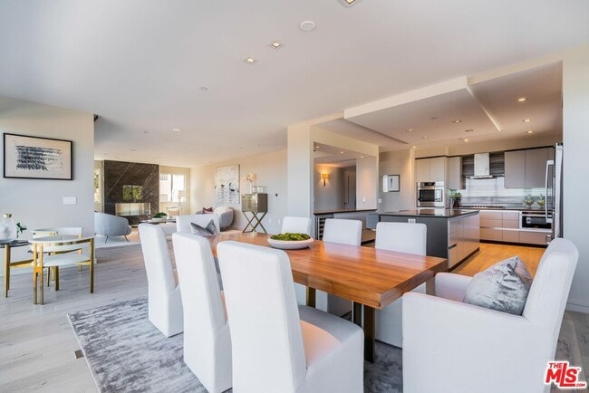 Building Photo - 2391 Roscomare Rd Unit 401