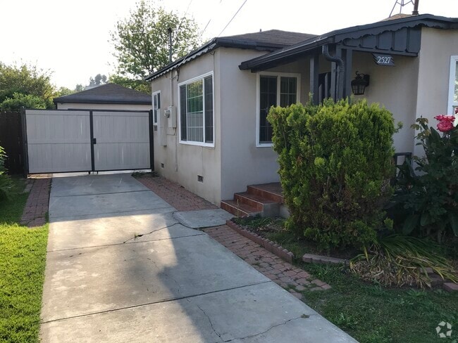 Building Photo - 2527 El Paseo Rental