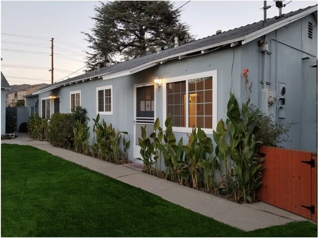 Photo - 1810 W Victory Blvd Townhome