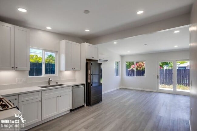 Building Photo - Remodeled 2Bdm 1Ba Apartment with Spacious Yard in La Mesa