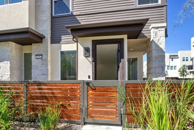 Building Photo - Gorgeous brand new townhome in 3Roots! End...