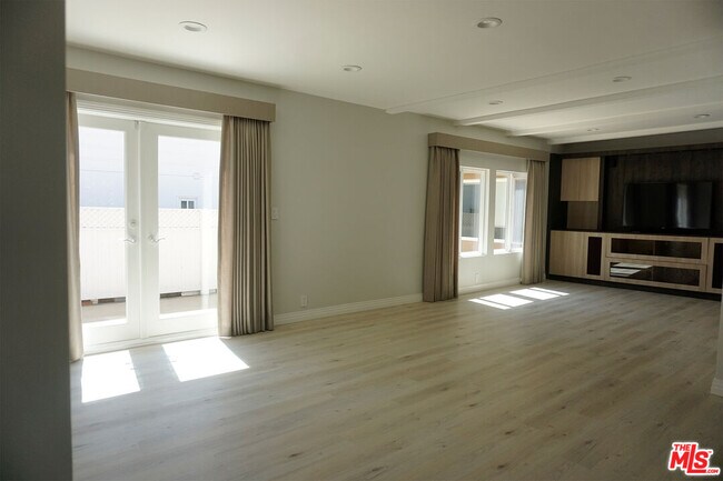 Photo - 221 N Bowling Green Way