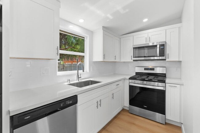 Photo - 323 S Ditmar St Unit B (Back)